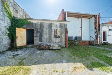 Commercial building offering 2,640 sq. ft. with extensive - photo 20