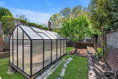 This charming 1 family home in Whitestone offers 3 bedrooms and - photo 21