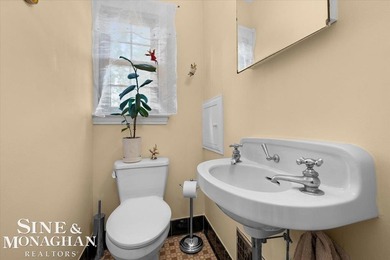 Meticulously cared for and rich in keeping of its 1930s design - photo 23