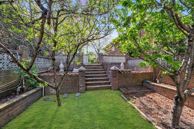 This charming 1 family home in Whitestone offers 3 bedrooms and - photo 23