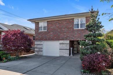 This charming 1 family home in Whitestone offers 3 bedrooms and - photo 24