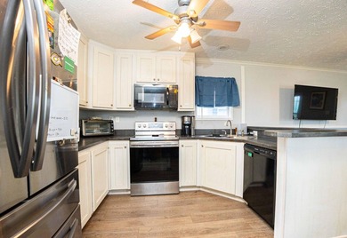 Welcome to this charming 2-bedroom, 1-bathroom manufactured home - photo 4