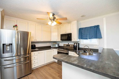 Welcome to this charming 2-bedroom, 1-bathroom manufactured home - photo 6