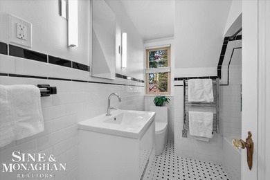 Meticulously cared for and rich in keeping of its 1930s design - photo 31