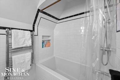 Meticulously cared for and rich in keeping of its 1930s design - photo 32