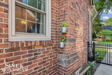Meticulously cared for and rich in keeping of its 1930s design - photo 40