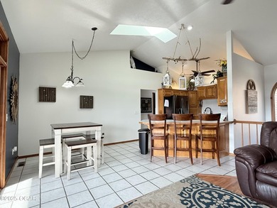 Stunning Lakefront Retreat - Fully Furnished & Nightly Rental - photo 9