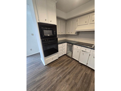 Beautiful, newly renovated 3 bed, 3 bath home with private - photo 14