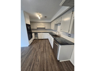 Beautiful, newly renovated 3 bed, 3 bath home with private - photo 15