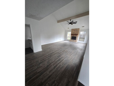Beautiful, newly renovated 3 bed, 3 bath home with private - photo 18