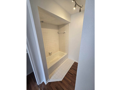 Beautiful, newly renovated 3 bed, 3 bath home with private - photo 19