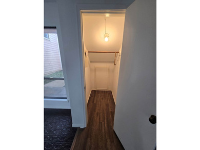 Beautiful, newly renovated 3 bed, 3 bath home with private - photo 27