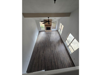 Beautiful, newly renovated 3 bed, 3 bath home with private - photo 31
