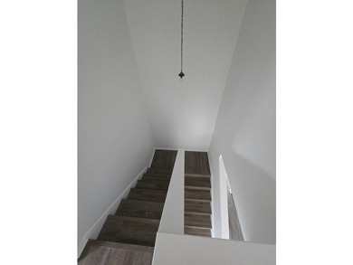 Beautiful, newly renovated 3 bed, 3 bath home with private - photo 32