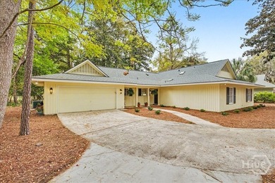 Welcome to this adorable, updated cottage in The Landings on - photo 3