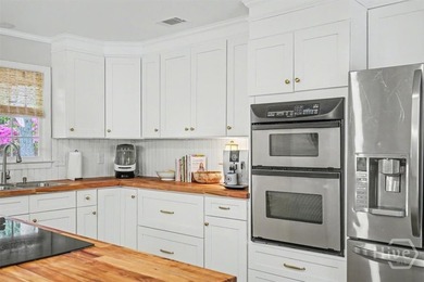 Welcome to this adorable, updated cottage in The Landings on - photo 8