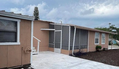 55+ Community. 2 Bed, one bath MH. Large living room and kitchen - photo 2