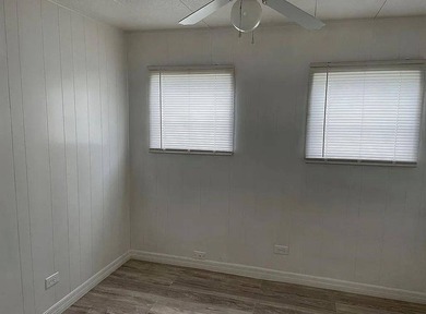 55+ Community. 2 Bed, one bath MH. Large living room and kitchen - photo 4