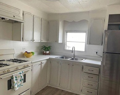55+ Community. 2 Bed, one bath MH. Large living room and kitchen - photo 5