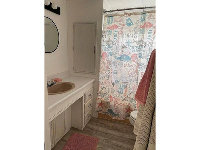 55+ Community. 2 Bed, one bath MH. Large living room and kitchen - photo 8