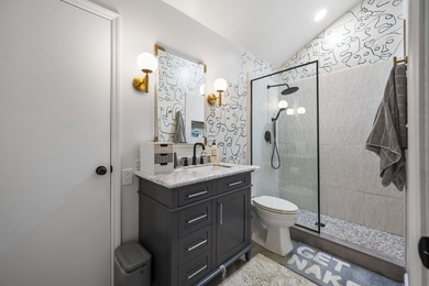 Absolutely stunning 5 bed 3.5 bath in Kings Grant. This stately - photo 18