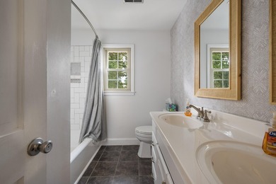 Absolutely stunning 5 bed 3.5 bath in Kings Grant. This stately - photo 27
