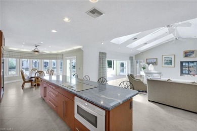 Discover an extraordinary waterfront retreat in Naples - photo 11