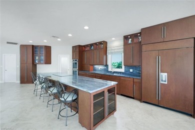 Discover an extraordinary waterfront retreat in Naples - photo 12