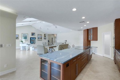 Discover an extraordinary waterfront retreat in Naples - photo 13