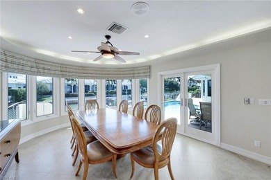 Discover an extraordinary waterfront retreat in Naples - photo 15