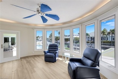 Discover an extraordinary waterfront retreat in Naples - photo 23