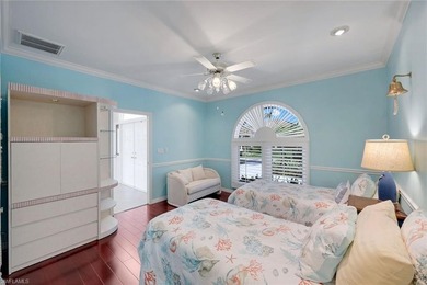 Discover an extraordinary waterfront retreat in Naples - photo 27