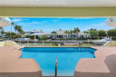 Discover an extraordinary waterfront retreat in Naples - photo 32