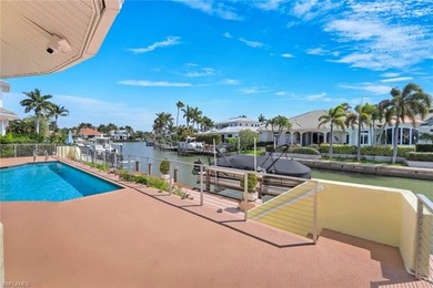 Discover an extraordinary waterfront retreat in Naples - photo 34