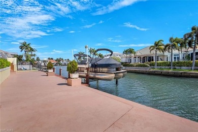 Discover an extraordinary waterfront retreat in Naples - photo 38
