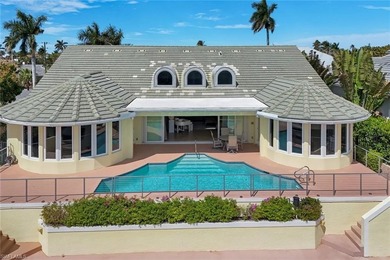Discover an extraordinary waterfront retreat in Naples - photo 40