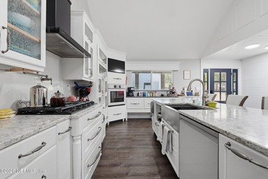 Bright and open living concept in this spacious lake home! The - photo 7