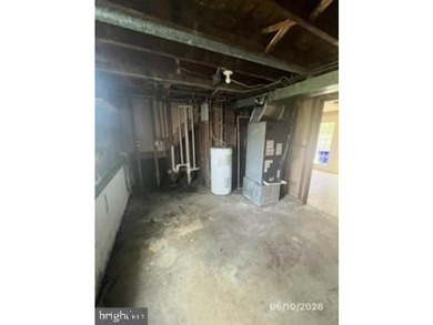 Wonderful Opportunity in Annapolis! Unlock the potential of this - photo 2