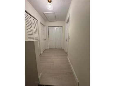Beautifully renovated townhome in the desirable neighborhood of - photo 16