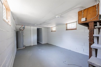 Turnkey and fully renovated! Welcome to 402 Rue Max St., a - photo 25