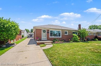 Enjoy waterfront living in this beautifully updated brick ranch - photo 2