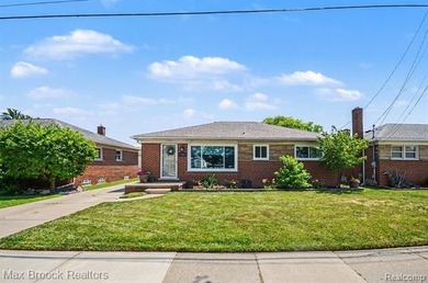 Enjoy waterfront living in this beautifully updated brick ranch - photo 3