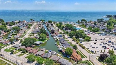 Enjoy waterfront living in this beautifully updated brick ranch - photo 4