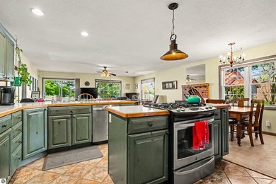 Impeccably maintained 3-bedroom, 2-bath lakefront residence - photo 12