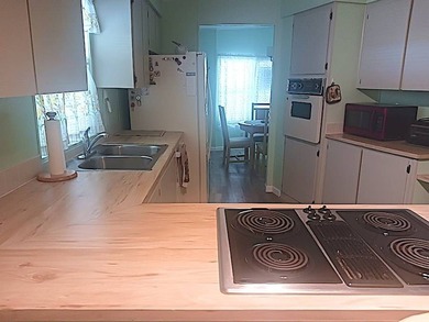 This lovely 1985 (26x52, 1,352 sq. ft.) Coro manufactured home - photo 13