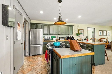 Impeccably maintained 3-bedroom, 2-bath lakefront residence - photo 13