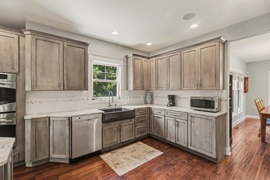 Welcome to this spacious 5-bedroom home showcasing high-end - photo 15