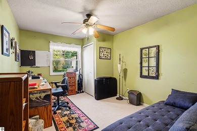 Impeccably maintained 3-bedroom, 2-bath lakefront residence - photo 16
