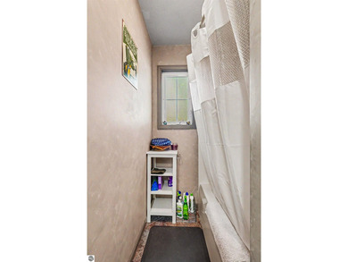 Impeccably maintained 3-bedroom, 2-bath lakefront residence - photo 17