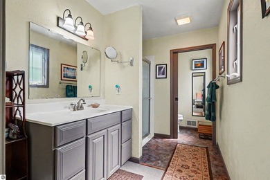 Impeccably maintained 3-bedroom, 2-bath lakefront residence - photo 19